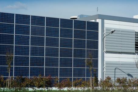 Building Integrated Photovoltaic is a new trend in the buildings construction where solar panels directly create roof or walls of the building. (Source: © Marco Mayer / stock.adobe.com)