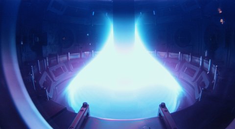 How is it that everything around the tokamak doesn’t immediately burn to ashes when it has a temperature of 150 million degrees inside?