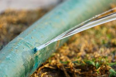 The pressure of the water in the hose causes the water to gush through the hole at a high velocity — pressure energy is converted into kinetic energy. (Source: © toa555 / stock.adobe.com)
