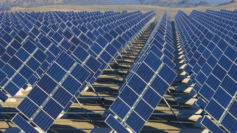 Solar panels of a photovoltaic power plant mounted to a supporting structure, which allows them to track the apparent movement of the Sun. (Source: © pedrosala / stock.adobe.com)