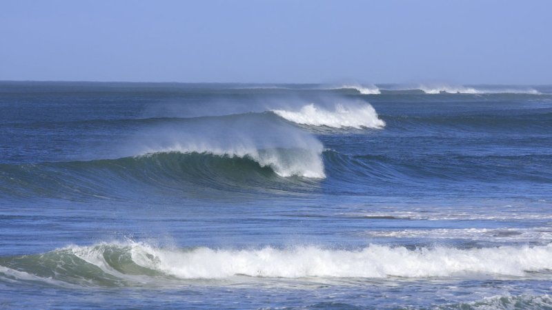Breaking waves with spray. (Source: © bondsza / stock.adobe.com)
