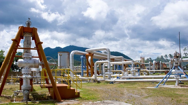 Active geothermal wells and piping supplying the energy-producing turbines with steam. (Source: © antonvimages / stock.adobe.com)