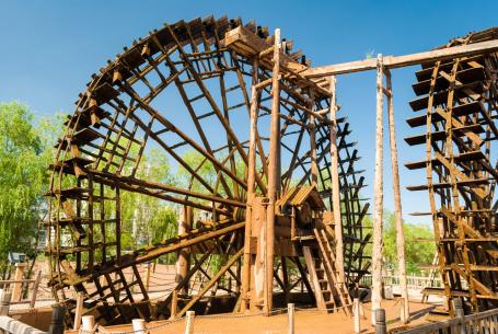 Wooden water wheels working on the Yellow River in the town of Lanzhou, China. With diameters ranging from 10 to 20 meters, they are used to pump irrigation water. (Source: © Roberto Lo Savio / stock.adobe.com)