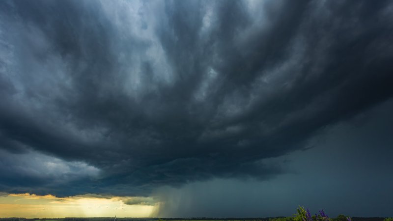 Heavy storm clouds — reservoirs of precipitation water, which, upon its fall to the ground, holds significant amounts of potential energy. (Source: © lukjonis / stock.adobe.com)