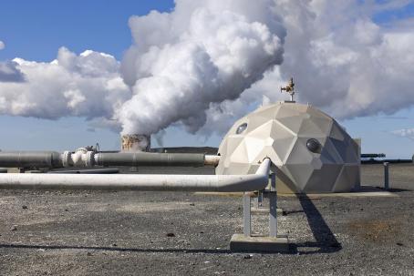 Geothermal wells near the town of Reykjavík (Iceland), which reach as deep as 1,600 meters below the surface and, aside from Reykjavík, supply the nearby Hellisheidi geothermal power plant. (Source: © corepics / stock.adobe.com)