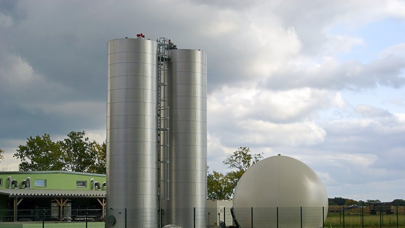 The biogas produced at biogas plants is most commonly used as fuel for stationary cogeneration units. (Source: © LianeM / stock.adobe.com)