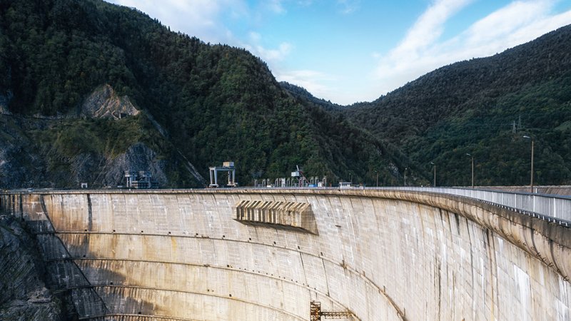 The concrete Inguri Dam with its five 260 MW units is 272&nbsp;m high. (Source: © bortnikau / stock.adobe.com)