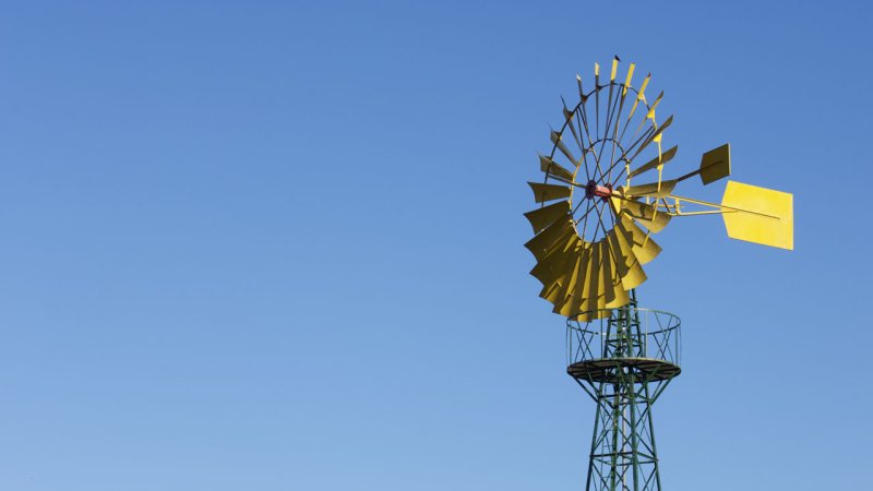 A windmill with a traditional multi-blade drag-type rotor, used to pump water for irrigation. (Source: © pedrosala / stock.adobe.com)
