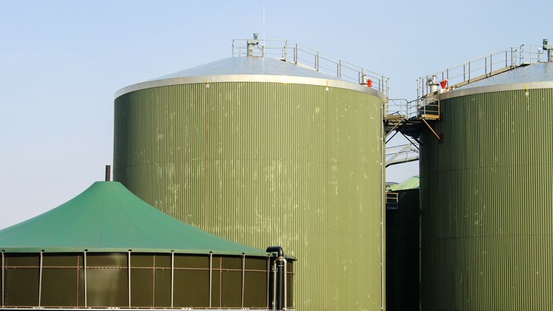 At the heart of a biogas plant is the fermentor, in which bio-chemical processes produce biogas. (Source: © LianeM / stock.adobe.com)