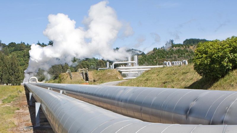 Pipelines supplying the Wairakei geothermal power plant (New Zealand) with hot steam. (Source: © NMint / stock.adobe.com)