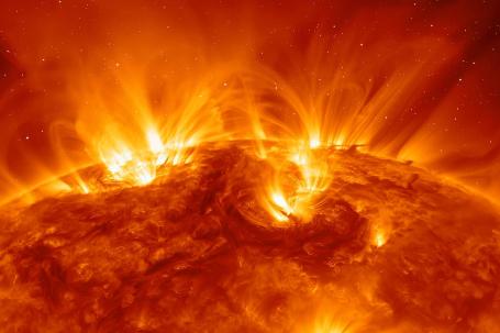 Protuberances (enormous clouds of plasma ejected into the surroundings) can be observed on the surface of the Sun. (Source: © muratart / stock.adobe.com)