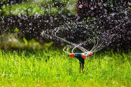 Rotating irrigation sprinkler systems are based on the principle of the Segner wheel. (Source: © meatbull / stock.adobe.com)