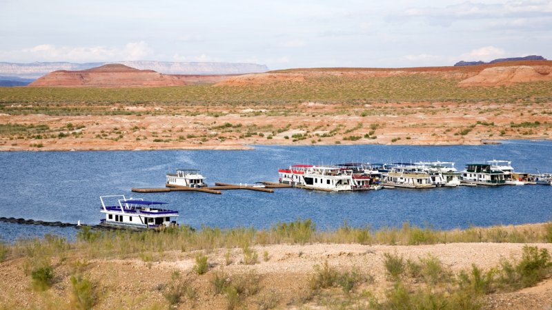 The vast expanse of the Powel lake on the Colorado river, near the town of Page, accommodates a wide range of recreational activities. (Source: © maranso / stock.adobe.com)
