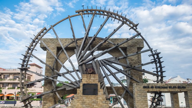 A replica of a historical water wheel with a diameter of about 13&nbsp;m on the Melaka river, Malaysia. (Source: © itonggg / stock.adobe.com)