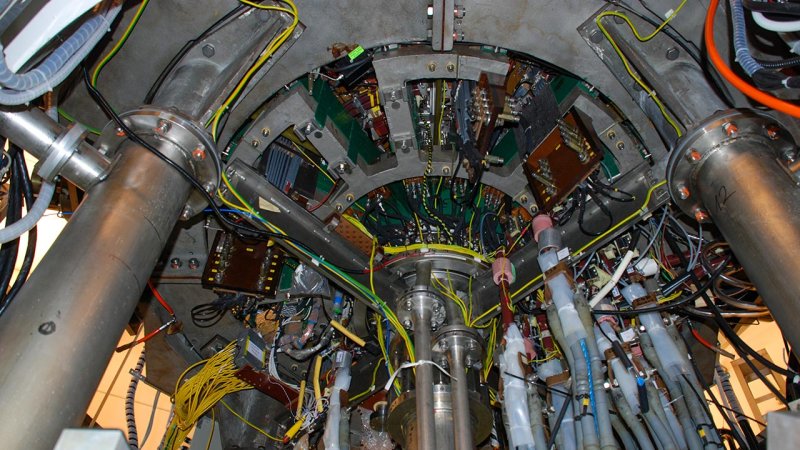 The equipment of the COMPASS experimental tokamak is relatively complex. A team of Czech physicists from the Institute of Plasma Physics, part of the Czech Academy of Sciences, has gained sufficient experience with the thermonuclear fusion research and operation of similar devices. (Source: ČEZ, a. s.)