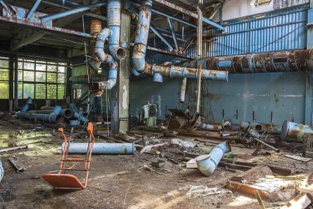 The ruins of industrial and commercial buildings in the deserted town of Pripyat remind us of a ghost town. Dilapidated buildings are taken over by Nature. (Source: © Mariana Ianovska / stock.adobe.com)