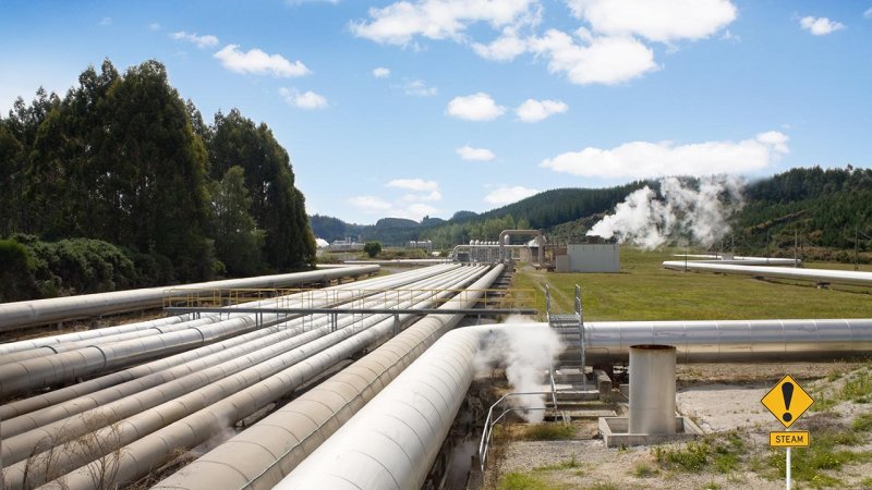 Kilometers of pipes connect geothermal wells to the places of geothermal energy consumption. (Source: © NMint / stock.adobe.com)