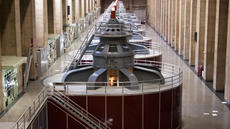 Generators in the powerhouse of the Hoover hydroelectric power plant on the border of Arizona and Nevada, USA. (Source: © James / stock.adobe.com)