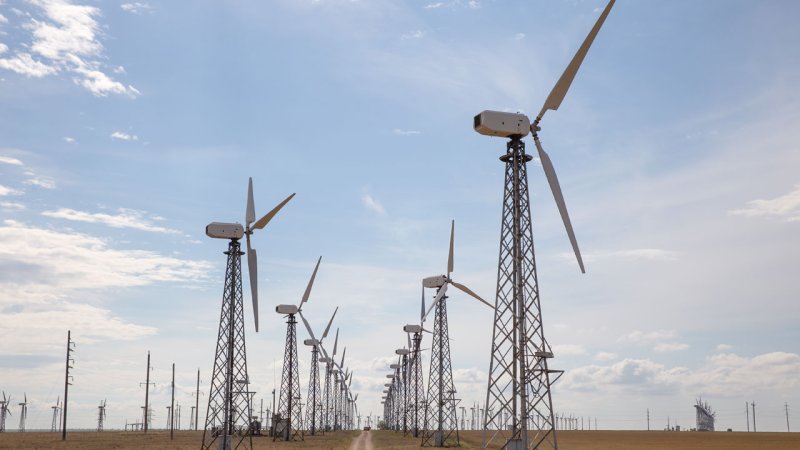 Rows of wind turbines at a wind farm. (Source: © karmad / stock.adobe.com)