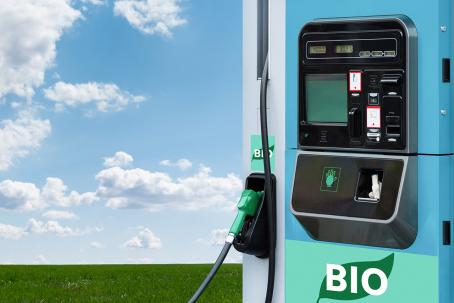 An alternative green biodiesel pump. (Source: © scharfsinn86 / stock.adobe.com)