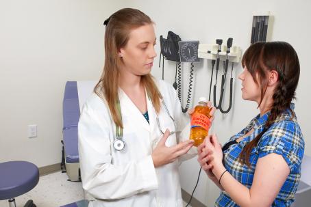 Prior to examination by computer tomography, the doctor administers a contrast medium solution to the patient. (Source: © Rob Byron / stock.adobe.com)