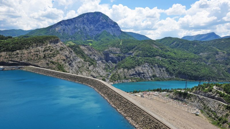 Earth-filled gravity dams / The 123 m high earth-fill dam of Serre-Poncon in the Alps is one of the largest dams in western Europe (France). (Source: © Pictures news / stock.adobe.com)