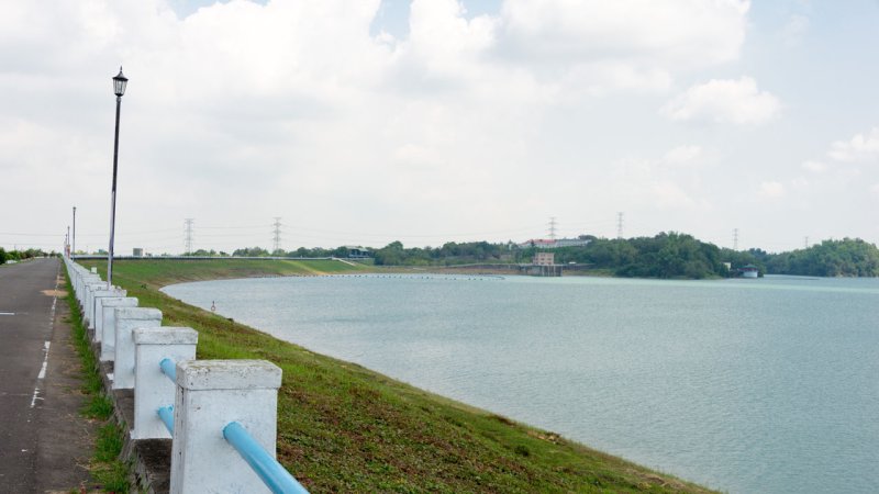 Earth-filled gravity dams / The edge of a earth-fill gravity dam and its reservoir-facing side. (Source: © beibaoke / stock.adobe.com)