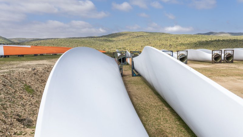 An aerodynamically shaped rotor blade of a wind turbine being constructed in Chile. (Source: © abriendomundo / stock.adobe.com)