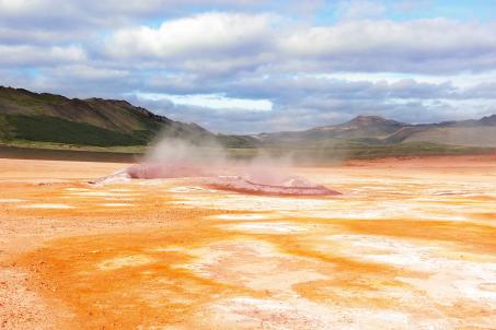 The scorched and destroyed soil around a sulfur lake with gaseous emissions. (Zdroj: © Blu3sky / stock.adobe.com)