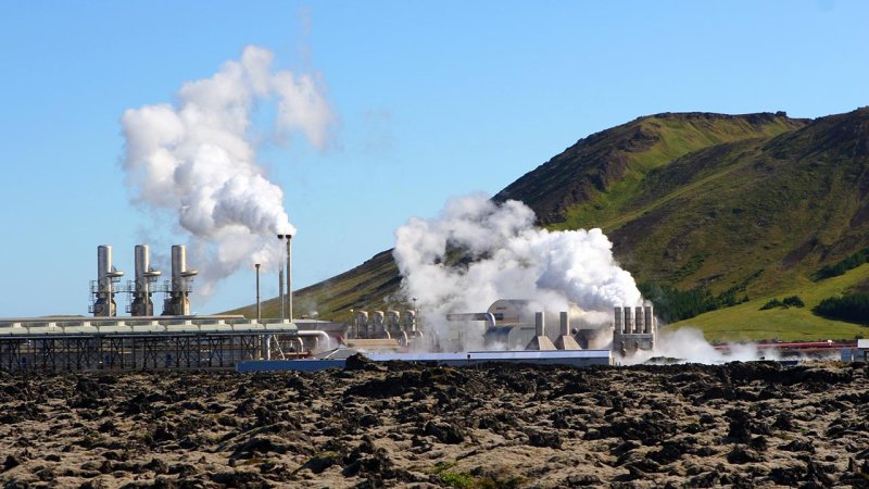 A geothermal power plant erected in the middle of a lava field (Iceland). (Source: © Laurence Gough / stock.adobe.com)