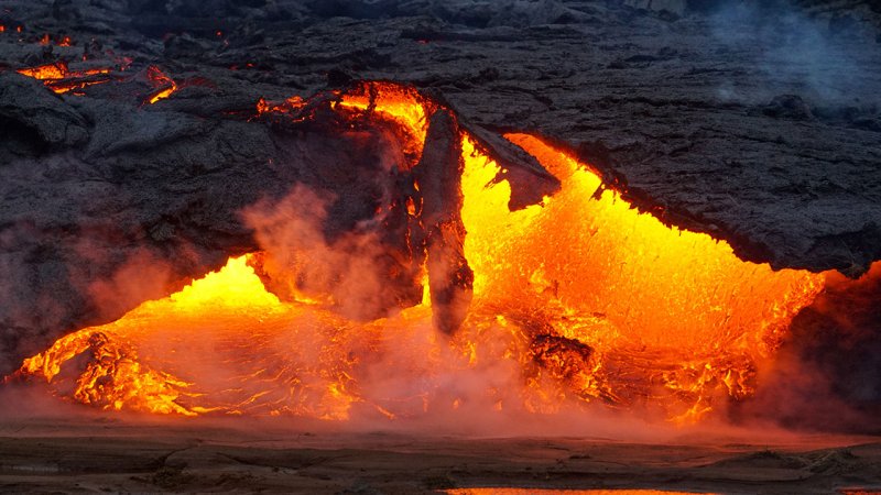 Hot flowing streams under a hardened top crust of lava. (Source: © DanielFreyr / stock.adobe.com)