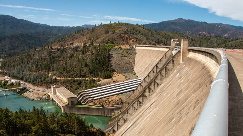 Concrete gravity dams / The curved concrete gravity dam of Shasta on the Sacramento river in California, USA. It is 1,000&nbsp;m long and at its base 165&nbsp;m thick. (Source: © Cayetano / stock.adobe.com)