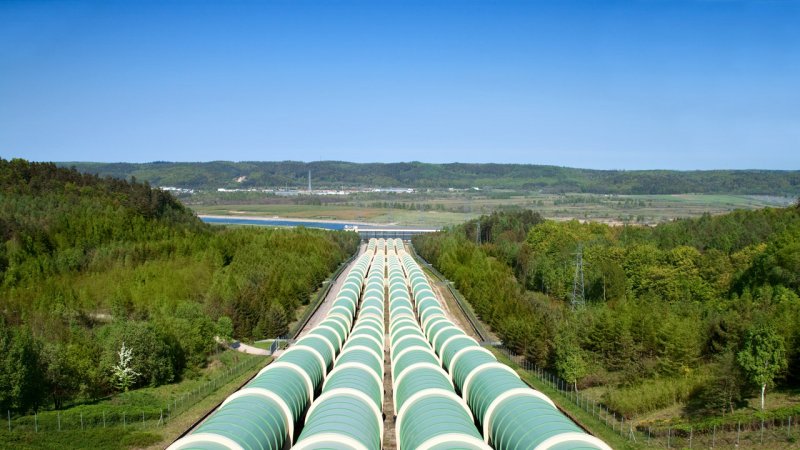 The gigantic penstocks feed water directly to the vanes and blades of the turbines in the powerhouse of the power plant. (Source: © Cobalt / stock.adobe.com)