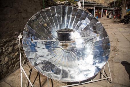 A solar cooker utilizing the principle of concentrating sun rays into a focus, in which a vessel with food can be placed. (Source: © Anastasiia / stock.adobe.com)