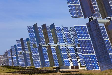 A field of photovoltaic solar panels with reflective surfaces that increase their efficiency. (Source: © Darren Baker / stock.adobe.com)