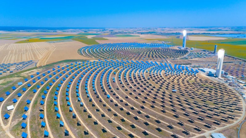 Wet-cooled parabolic trough power plants can consume around 3,000 litres of cooling water per MWh of electricity generated. (Source: © SHD / stock.adobe.com)