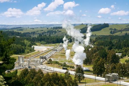 The primary source of energy for geothermal power plants is made up of a network of interconnected geothermal wells (New Zealand). (Source: © NMint / stock.adobe.com)