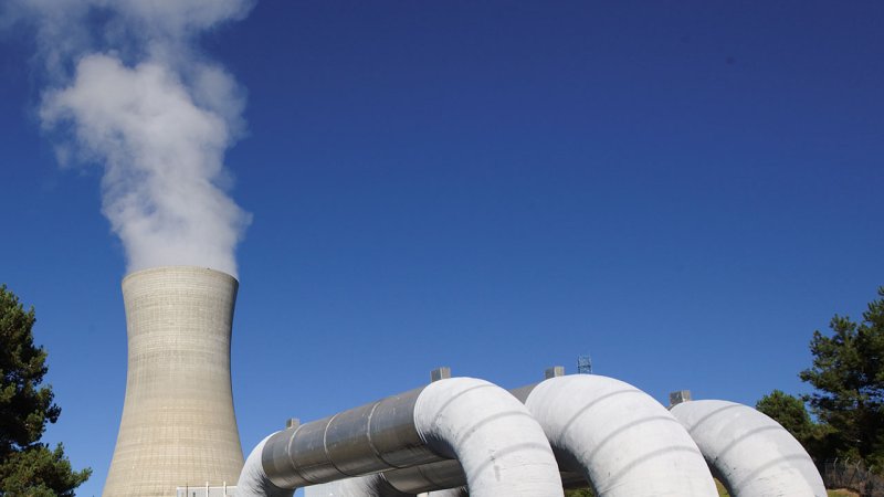 A geothermal power plant in the central part of the North Island of New Zealand. (Source: © Paul Stock / stock.adobe.com)