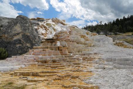 Mammoth Hot Springs — a large complex of springs in Yellowstone National Park, USA. (Source: © IVÁN VIEITO GARCÍA / stock.adobe.com)