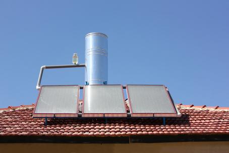 Thermal collectors are connected by pipes that contain a heat-transmitting medium to places of heat storage. (Source: © AD / stock.adobe.com)