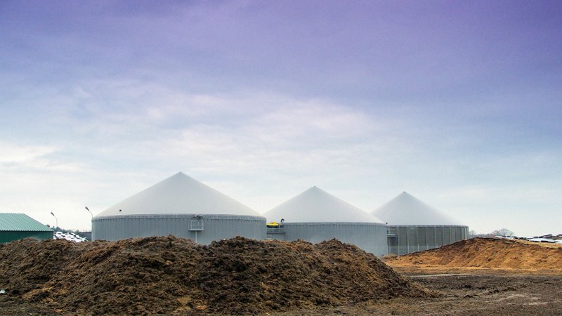 Cow manure, sludge and waste from food production are processed in digestion reactors at biogas plants. (Source: © LianeM / stock.adobe.com)