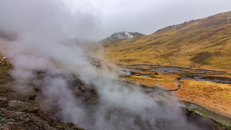 Even hot springs with the lower input parameters will be used for the energy purposes with the aid of binary cycle. (Source: © julen / stock.adobe.com)