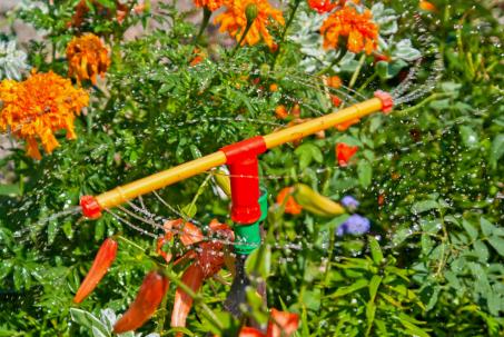 Rotating irrigation sprinkler systems are based on the principle of the Segner wheel. (Source: © Nikitin Mikhail / stock.adobe.com)