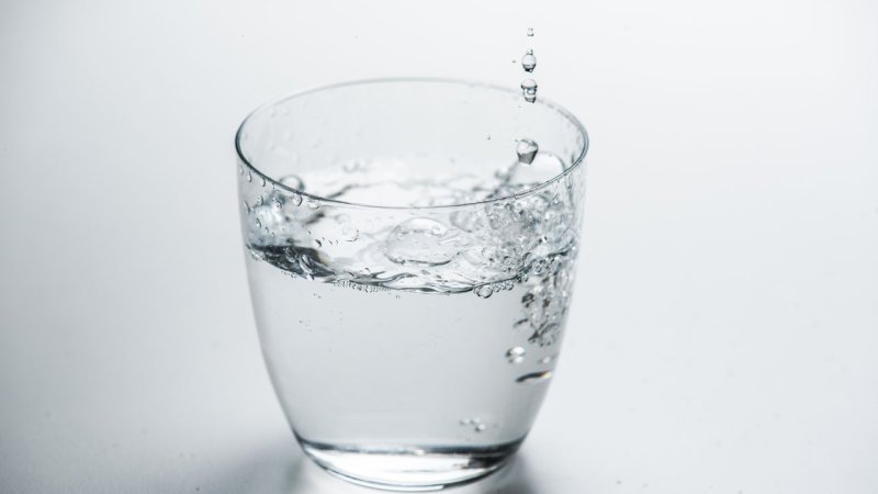 At normal temperature and pressure, water is a colorless, clear and odorless liquid. (Source: © alipko / stock.adobe.com)