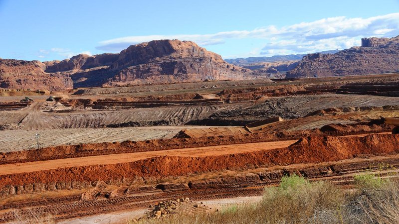 Heap of spoils from uranium mines near the town of Moab in Utah, USA. (Source: © Gary Whitton / stock.adobe.com)
