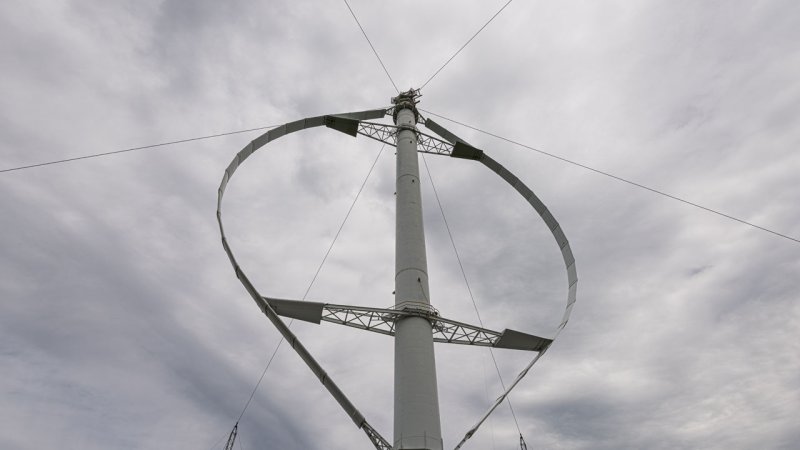 A two-bladed Darrieus wind turbine, which utilizes the lift principle. (Source: © mathieulphoto / stock.adobe.com)