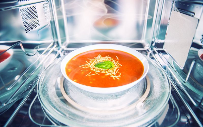 Why is my food heated in the microwave and not a plate (Source: © weyo / stock.adobe.com)