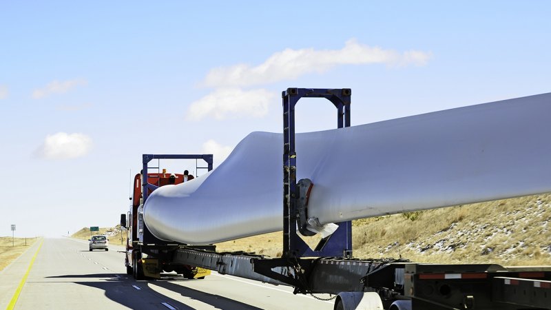 The leaves of the manufactured wind turbines will soon encounter limiting factors in terms of transportability and strength. (Source: © rCarner / stock.adobe.com)