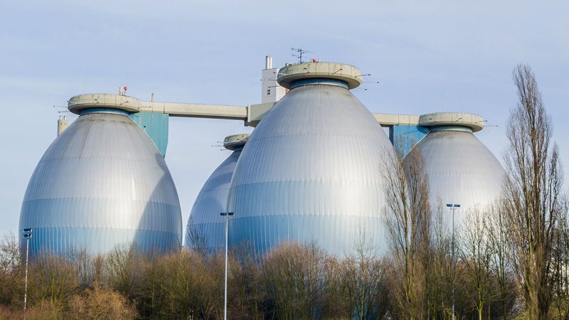 Biogas is produced in the process of anaerobic digestion of the wastewater treatment plant slurry in Boston, Massachusetts (USA). (Source: © JFsPic / stock.adobe.com)