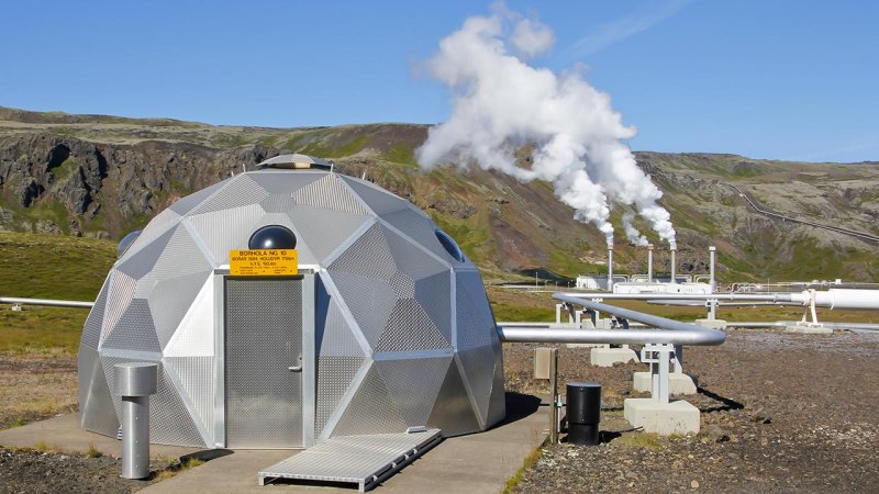 The two geothermal wells supplying the Hellisheidi power plant with steam are shielded by a protective coat against adverse weather conditions. (Source: © Christian / stock.adobe.com)